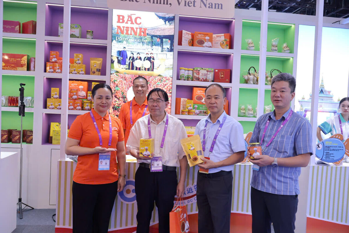 Khách tham quan / nếm thử tại gian hàng.